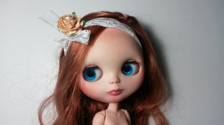 あなたは彼女の服を着替えることができます